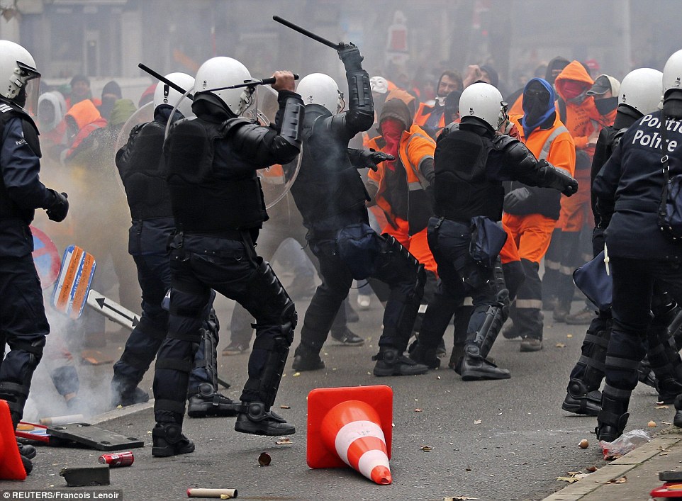 crowd-riot-police-attack-1